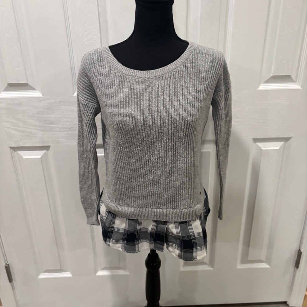 HOLLISTET Gray RIBBED Sweater with Black and White Plaid Hem SIZE S